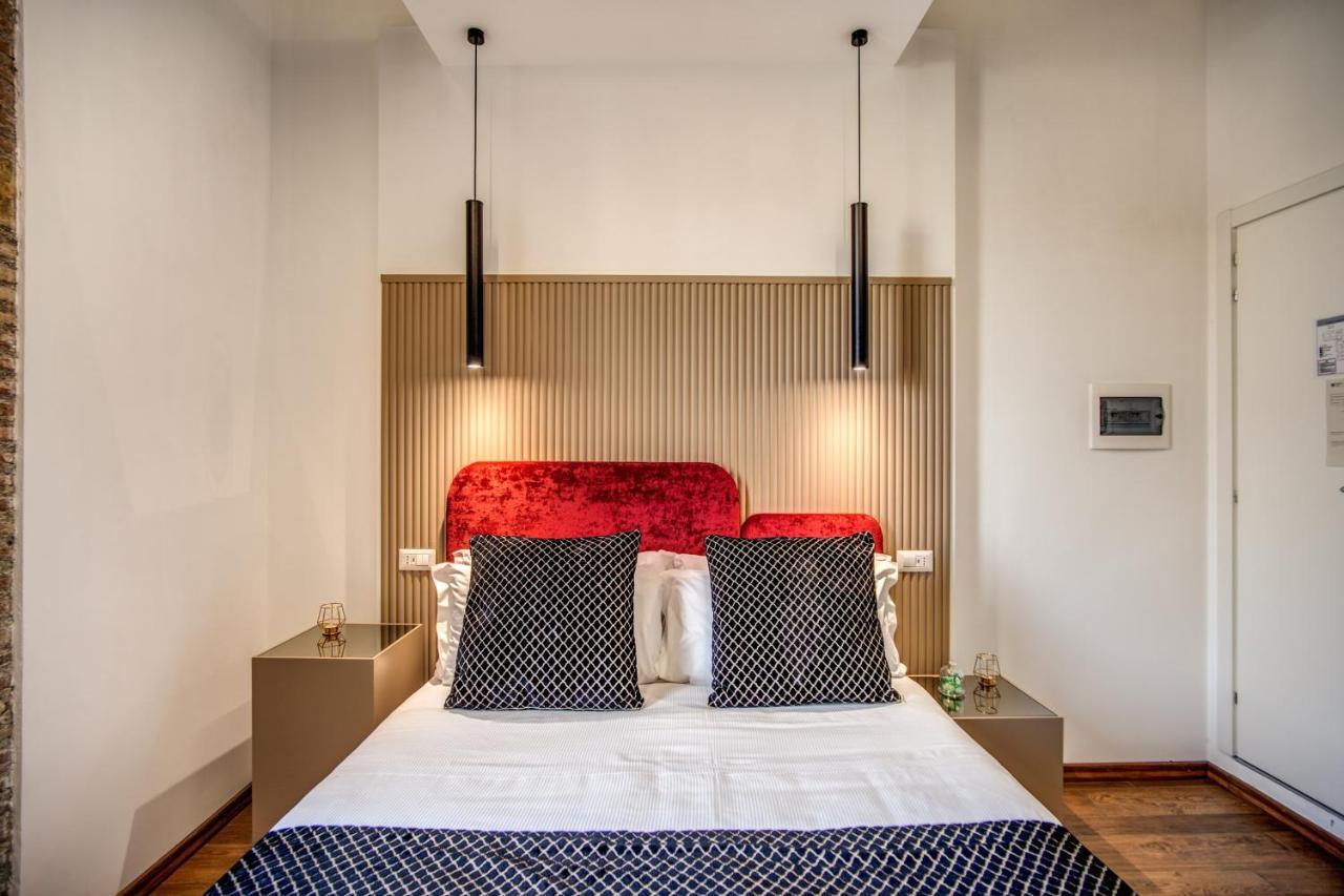 Little Queen Rooms Rom